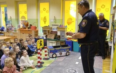 strażnicy miejscy omawiają zasady ruchu drogowego