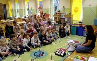 dzieci obserwują robota EMYSA