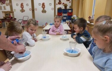 dzieci obserwują podnoszący się poziom wody w naczyniu 