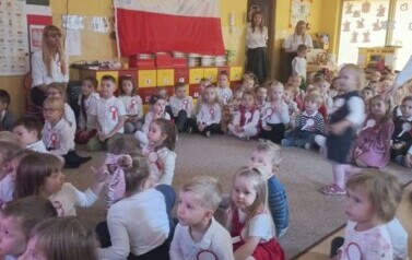 przedszkolaki oglądają film edukacyjny o symbolach narodowych