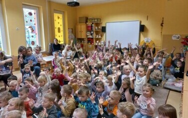 dzieci oglądają występ pana Witka i jego gościa
