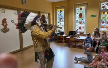 indianin gra na instrumencie