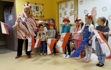 dzieci trzymają w rękach flagi Polski