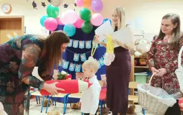 pani dyrektor pasuje dziecko na przedszkolaka