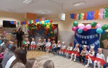 dzieci ustawione do występu