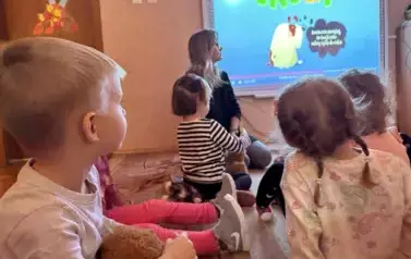 pani psycholog omawia prezentację