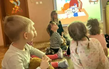 dzieci rozmawiają z panią psycholog