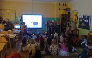 starszaki oglądają prezentację dotyczącą ochrony małoletnich
