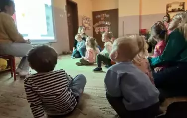 dzieci oglądają prezentację dotyczącą standard&oacute;w ochrony małoletnich