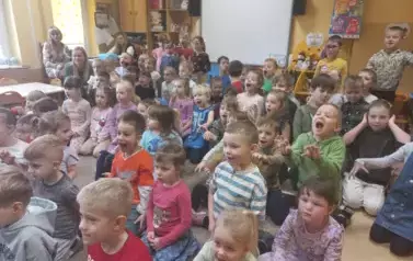 dzieci biorą udział w koncercie