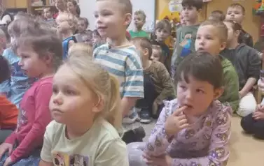 dzieci z grupy 4 słuchają koncertu