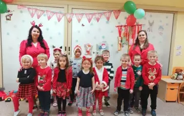 dzieci z grupy 3 pozują do zdjęcia