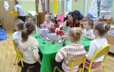 dzieci wkładają ozdoby do słoika