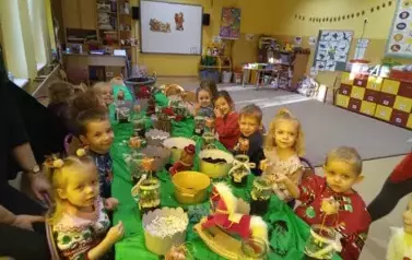 dzieci czekają na warsztaty