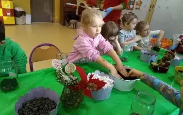 dzieci sypią ziemię do słoik&oacute;w