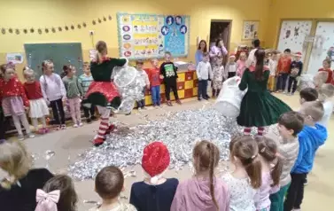 dzieci siedzą w kole