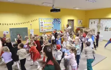 dzieci bawią się przy muzyce
