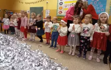 dzieci bawią sie z konfetti