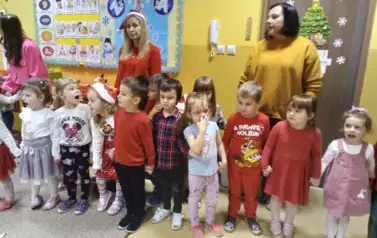 dzieci bawią sie z konfetti