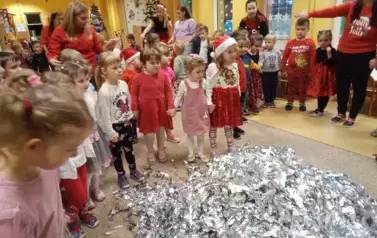 dzieci bawią sie z konfetti