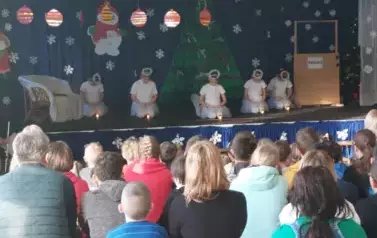 dzieci oglądają aktor&oacute;w na scenie przebranych za aniołki