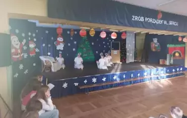 dzieci ze Szkoły nr 12 występują na scenie