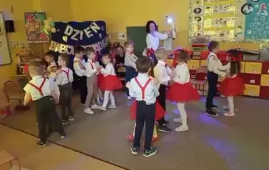 dzieci z grupy 3 tańczą 