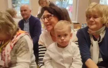 chłopiec z babcią