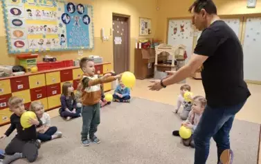 dziecko podrzuca balon