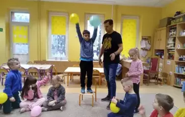 dzieci przeprowadzają eksperymnet z balonami