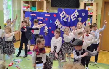 dzieci z grupy 5 tańczą