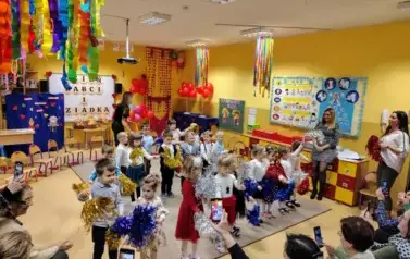 dzieci występują przed dziadkami