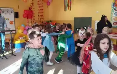 dzieci ustawione w pociągi