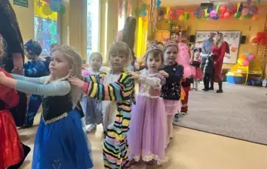 dzieci robią pociąg