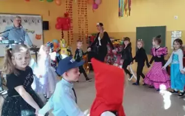 dzieci tańczą