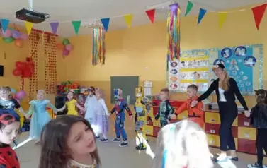 dzieci tańczą w kole