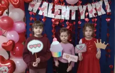 dzieci pozują na ściance walentynkowej