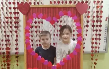 dziewczynki pozują w foto ramce