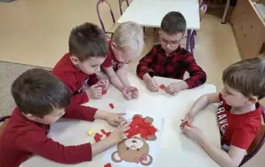 dzieci wyklejają misia bibułą