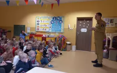 strażak rozmawia z dziećmi o bezpieczeństwie