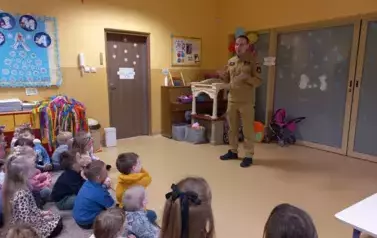 strażak rozmawia z dziećmi