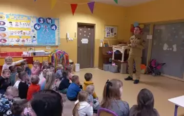 strażak m&oacute;wi o bezpieczeństwie w czasie ferii