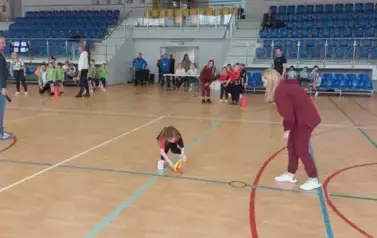 dziecko bierze udział w zawodach