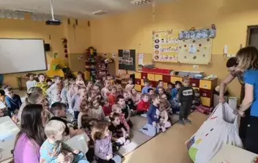 dzieci siedzą na dywanie