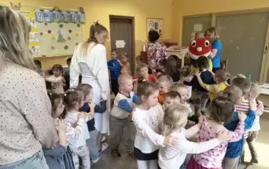 dzieci idą ustawione w pociąg