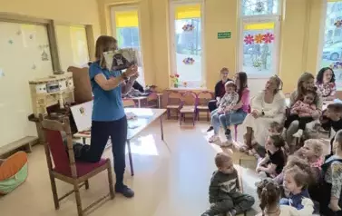 dzieci słuchają pogadanki