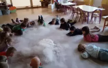 dzieci leżą w chmurze pary z suchego lodu