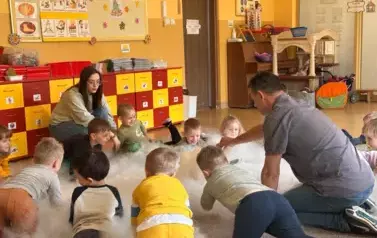 dzieci obserwują eksperymenty z suchym lodem