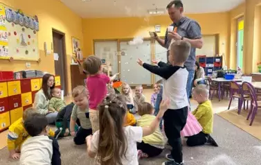 prowadzący wysypuje kuleczki z suchego lodu