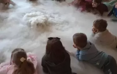 dzieci leżą w chmurze pary z suchego lodu